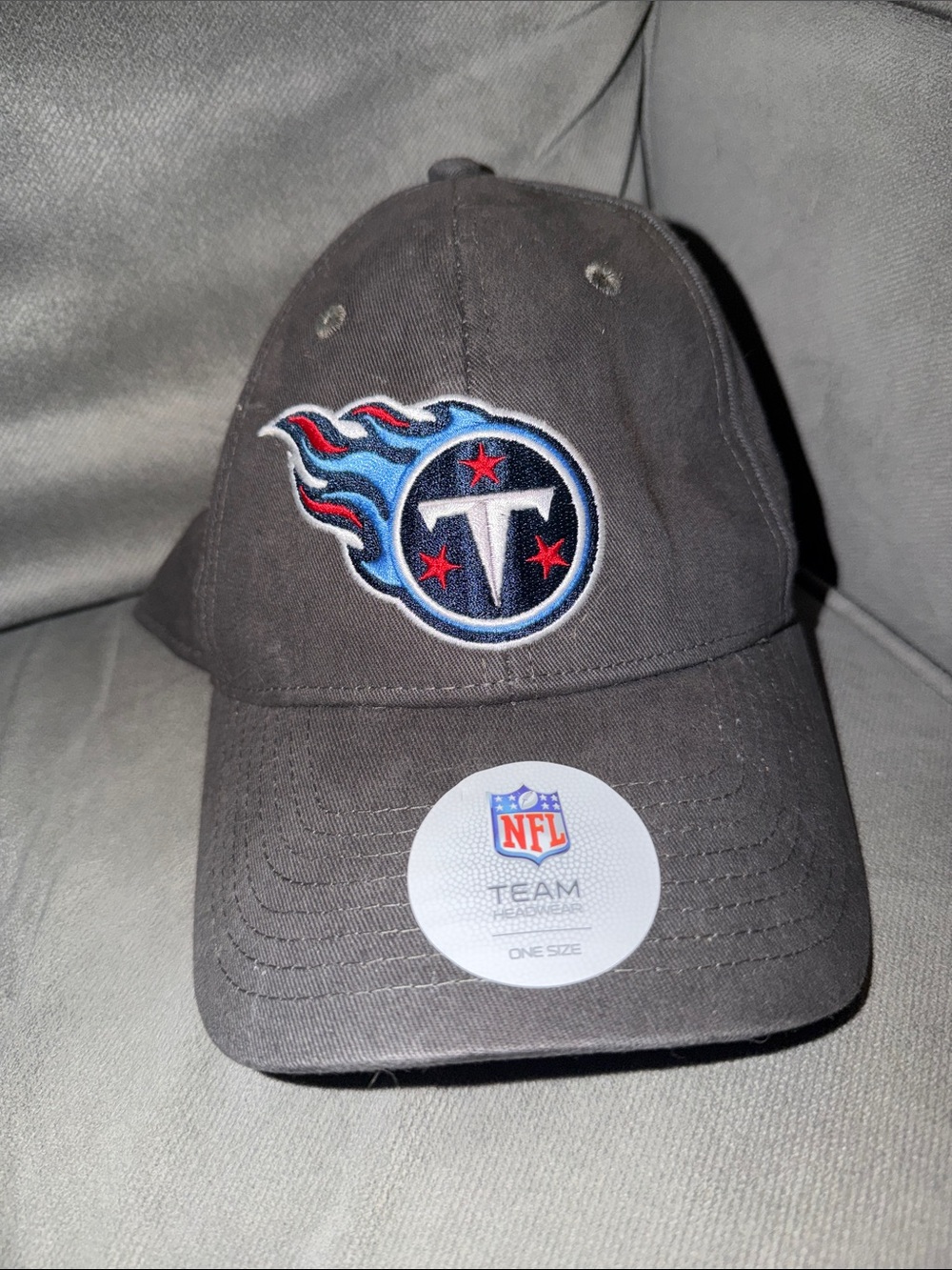 NFL Grey Cap with Blue & Red Team Logo - NFL Tennessee titans football strap